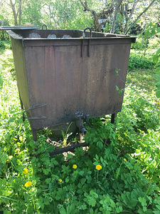 Veehoidla metallist kraaniga (1 foto / 2)