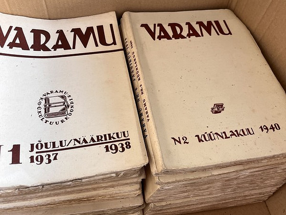 Продаются различные старые книги комплектом (коробкой).