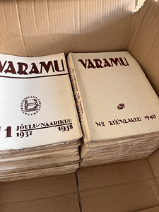 Müüa komplektina (kasti kaupa) erinevaid vanu raamatuid (1 foto / 8)