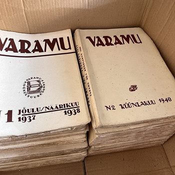 Продаются различные старые книги комплектом (коробкой).
