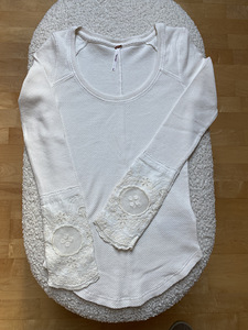 Блузки S, M (3 фото из 4)