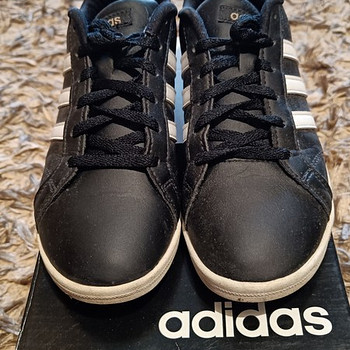 Naiste vabaaja jalatsid Adidas. Suurus 37 1/3