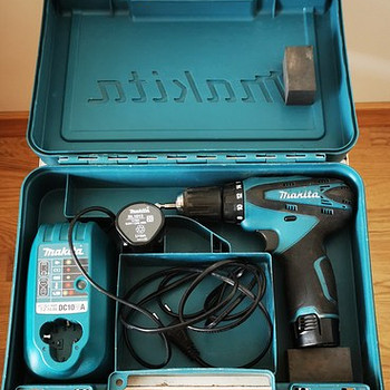 Аккумуляторная дрель-шуруповерт Makita DF330D + чемодан