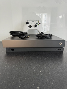 XBOX ONE X (2 фото из 3)