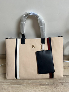 Tommy Hilfiger (1 foto / 3)