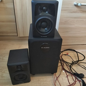 M-Audio AV 32.1