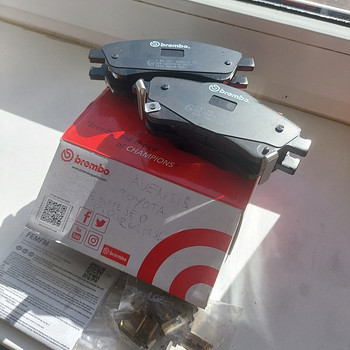 Toyota Avensis T27 суппорт тормозной передний Brembo