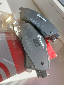 Toyota Avensis T27 piduriklots esimene Brembo (2 foto / 2)