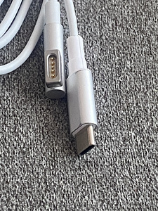 Зарядка для MacBook (2 фото из 5)