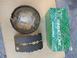 Trusting Toyota Avensis 2001 handbrake pads (1 foto / 3)