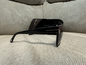 Солнцезащитные очки Tom Ford Saskia TF330 82b (2 фото из 5)