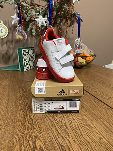 Кроссовки adidas marvel (1 фото из 7)