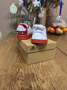 Кроссовки adidas marvel (2 фото из 7)