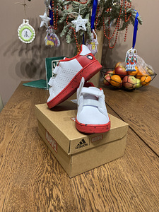 Кроссовки adidas marvel (3 фото из 7)