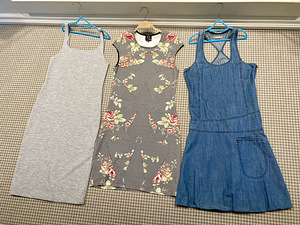 Платье Zara S; Платье Alexander McQueen S/M; Джинсовое платье Ichi S (1 фото из 9)