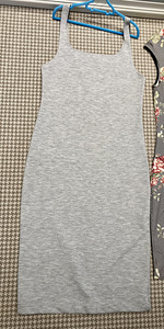 Платье Zara S; Платье Alexander McQueen S/M; Джинсовое платье Ichi S (2 фото из 9)
