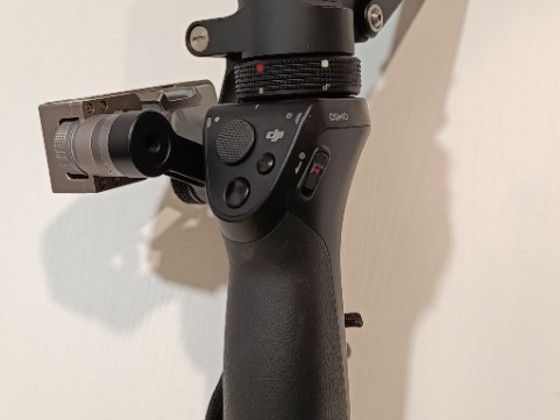Stabilisaator koos kaamera ja mikrofoniga