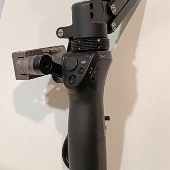 Stabilisaator koos kaamera ja mikrofoniga