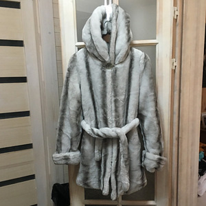 Женская шуба (1 фото из 1)