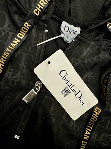 Christian Dior укороченный свитер. Новый, с бирками. Очень красивый свитер! (2 фото из 3)