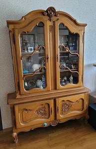 Буфет , витрина . Массив дуба. (2 фото из 2)
