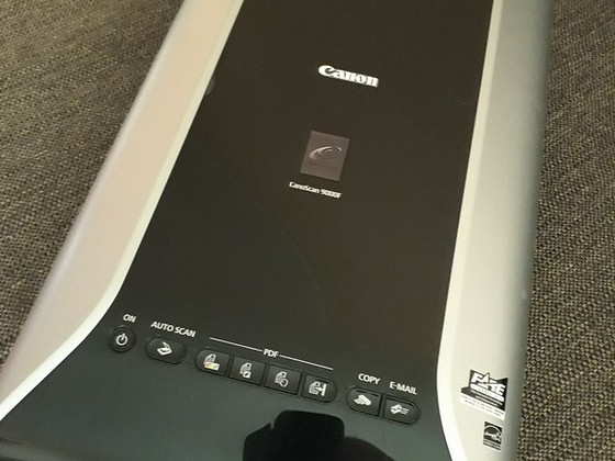Цветной сканер для документов и пленок CanoScan 9000F