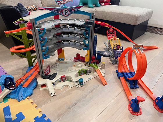 Парковочный гараж и гоночная трасса Hot Wheels
