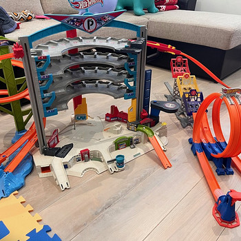 Парковочный гараж и гоночная трасса Hot Wheels