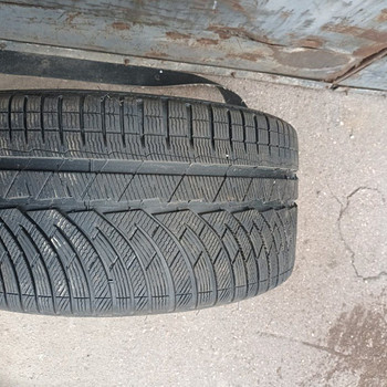 Продам 2 Шины Michelin Alpine Sport
