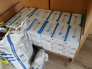 На продажу одноразовые маски, всего 44 упаковки, в каждой упаковке 50 масок (1 фото из 3)