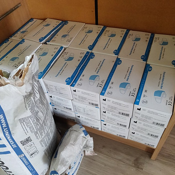 На продажу одноразовые маски, всего 44 упаковки, в каждой упаковке 50 масок