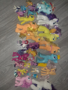 Игрушки , пони (2 фото из 2)