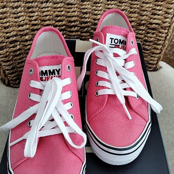 Müüa naiste ketsid Tommy Hilfiger