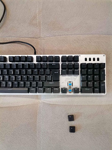 Mehaaniline klaviatuur Sinised lülitid RGB (1 foto / 2)