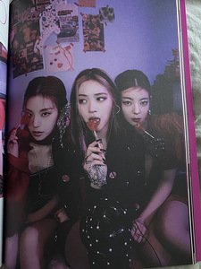 ITZY GUESS WHO ALBUM (without cards and poster) (3 foto / 4)
