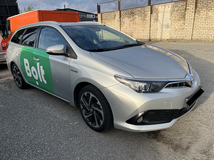 АРЕНДА АВТОМОВИЛЯ BOLT | AUTORENT TOYOTA AURIS HYBRID + LPG (8 фото из 9)