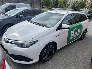 АРЕНДА АВТОМОВИЛЯ BOLT | AUTORENT TOYOTA AURIS HYBRID + LPG (9 фото из 9)
