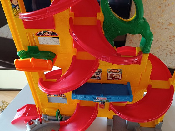 Продам парковка для машин Fisher price