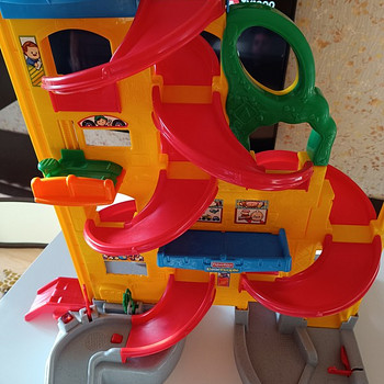 Продам парковка для машин Fisher price