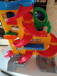Müüa Fisher price parkla (3 foto / 3)
