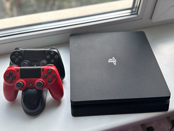PS4 PlayStation 4 Slim 500GB + 2 original controllers