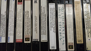 VHS КАССЕТЫ, ФИЛЬМЫ (2 фото из 3)