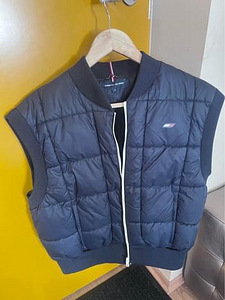 Новый жилет Tommy Hilfiger, размер S (1 фото из 2)