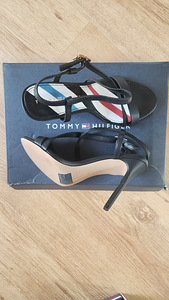 Kingad Tommy Hilfiger (2 foto / 2)