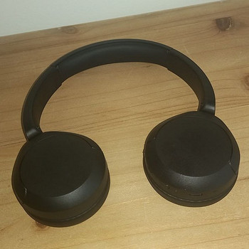 JBL Tune 520BT, must – kõrvas paigaldatavad juhtmevabad kõrv