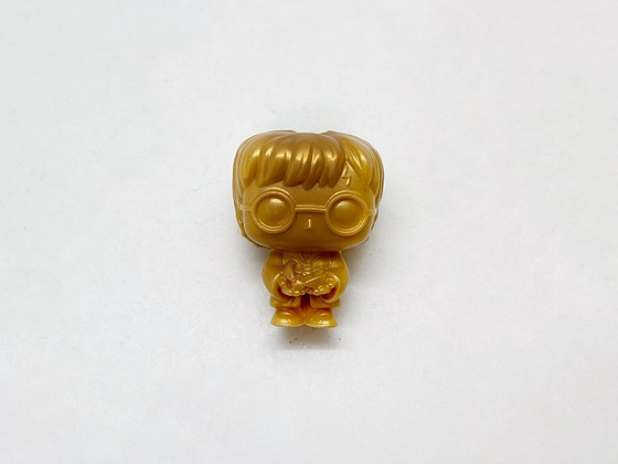 Золотая фигурка Harry Potter Kinder Joy 2024