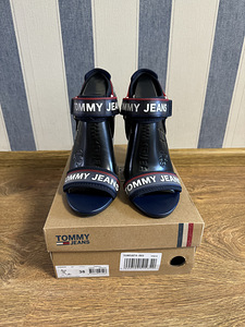 Tommy Hilfiger Twilight Navy (38) (2 foto / 3)