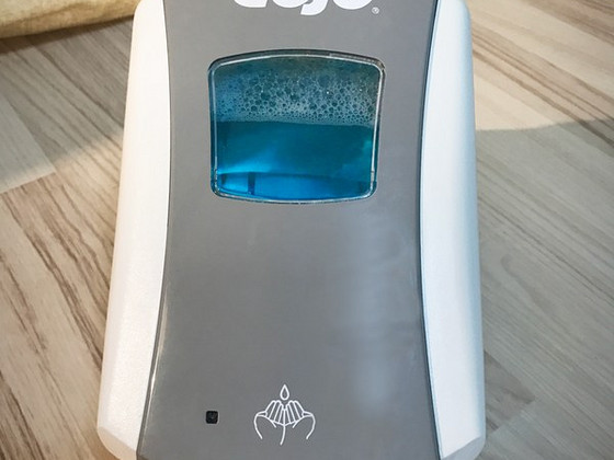 Puutevaba vahtseebi dosaator GOJO ja 700ml seebi täitekotid