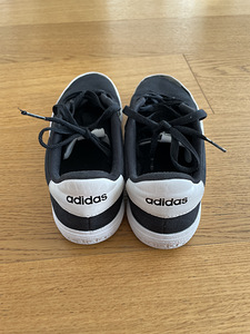 Кроссовки Adidas (3 фото из 4)