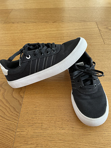 Кроссовки Adidas (4 фото из 4)